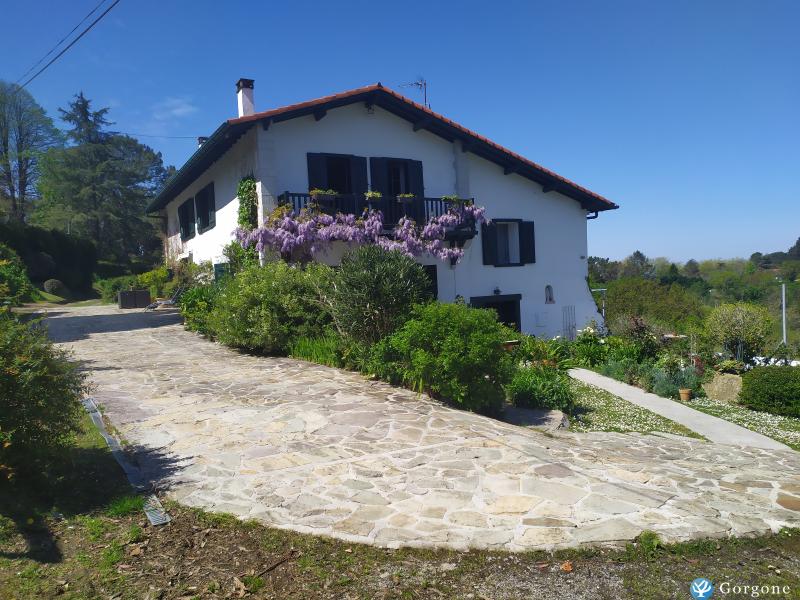 Photo n°2 de :F4 de charme 4* ds labourdine basque du XVII  4 kms des plages entre St jean de luz et Hendaye